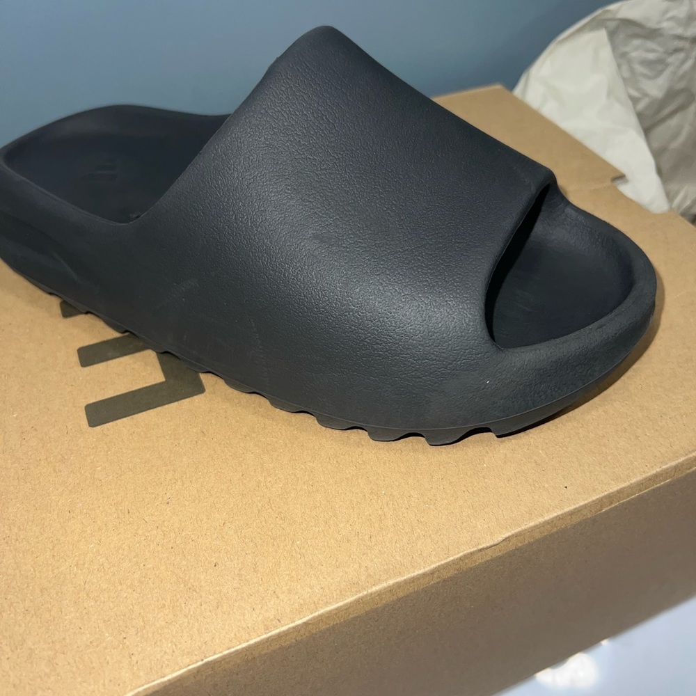 adidas Yeezy Slide ‘Onyx.’ Foam w/ Box